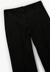 Pantalon noir en tissu doux, présentant une coupe droite, deux poches avant et une finition de taille soignée.