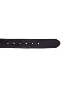 Cinturón de cuero negro con una superficie texturizada, que presenta cinco agujeros metálicos para ajuste, extremo cónico y bordes suaves.