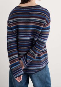 Pull rayé dans différentes nuances de bleu, bordeaux et marron. Tricot texturé avec manches longues et coupe décontractée, doté de poignets côtelés.