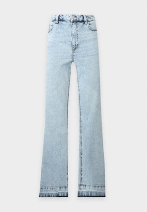 Lyseblå jeans med høj talje og vide ben, foran knap- og lynlåslukning samt synlige syninger.