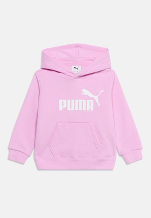 Jasnoróżowa dziecięca bluza z kapturem z przednią kieszenią oraz białym logo i napisem Puma na piersi, prezentowana na jednolitym tle.