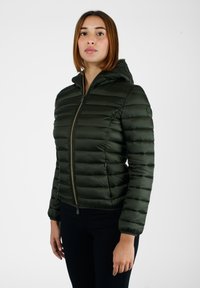 Giacca a vento verde scuro con cappuccio, dotata di chiusura frontale con zip, polsini a coste e texture a trapuntatura orizzontale.