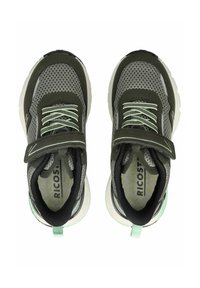 Zapatillas deportivas en verde y gris con parte superior de malla, cuello acolchado, correa ajustable y suela de goma texturizada. Costuras de acento en verde menta.