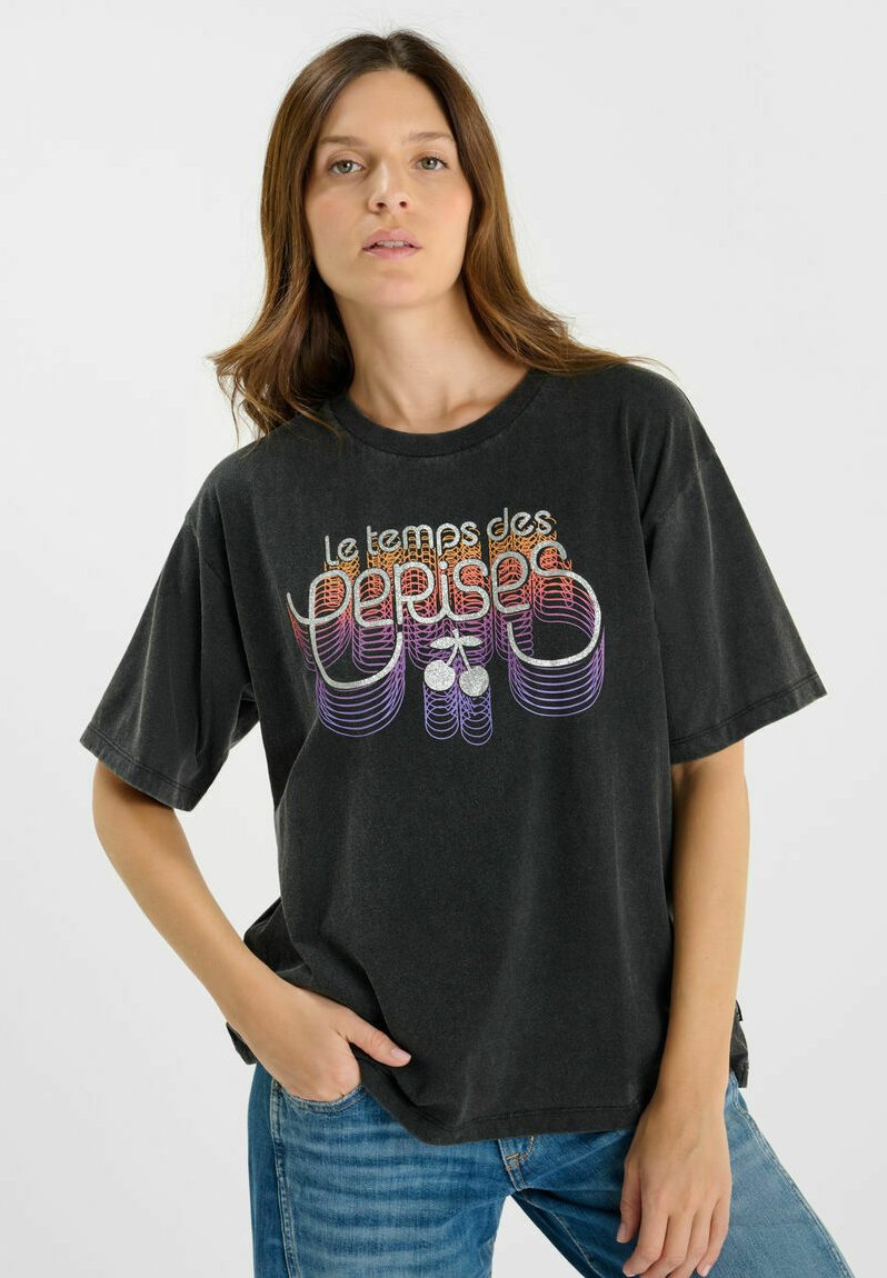 Camiseta negra de gran tamaño hecha de algodón, con un colorido diseño gráfico de texto que incluye cerezas. Cuello redondo y mangas cortas.