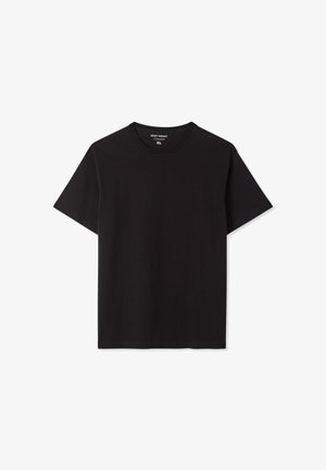 T-shirt nera pesante, maniche corte, scollatura tonda e etichetta con indicazione della taglia XL. Tessuto di cotone liscio senza motivi o dettagli visibili.