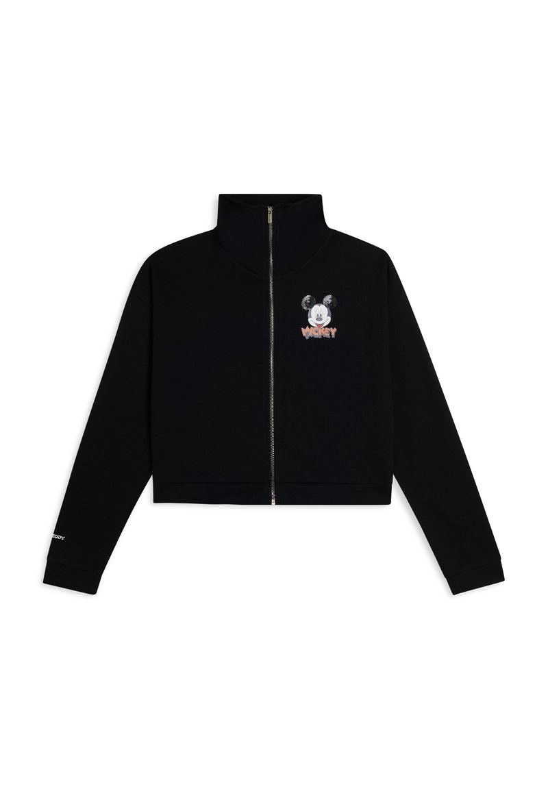 Chaqueta negra corta con cuello alto, cremallera frontal y diseño bordado de Mickey Mouse. Presenta puños acanalados y una textura suave.