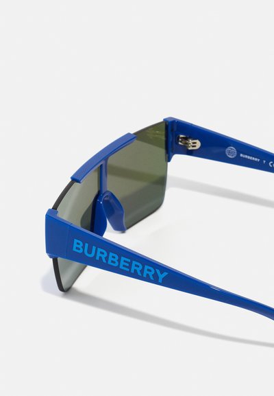 Blaue Kunststoffsonnenbrille mit grünen Gläsern. Verfügt über markantes "BURBERRY"-Branding an der Seite und ein strukturiertes Rahmen-Design.