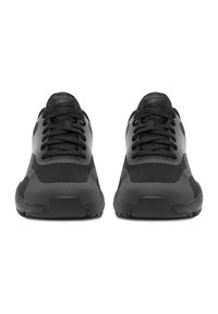 Juodi sportiniai bateliai su tekstūruotu tinklelio viršumi, sustiprintu piršteliu ir guminio pado apačia, su kontrastingais akcentais šonuose ir batraiščiuose.