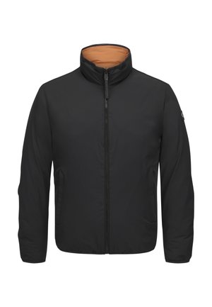 Schwarze gepolsterte Jacke mit hohem Kragen und orangefarbenem Innenfutter, ausgestattet mit einem durchgehenden Reißverschluss vorne und Fronttaschen. Glattes Material, leichtes Design.