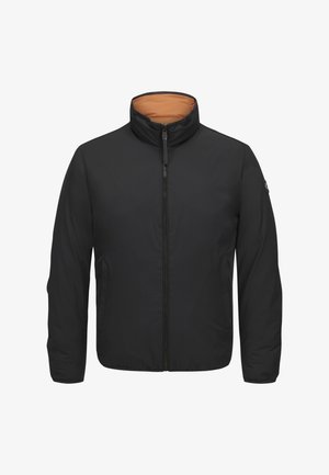 Schwarze gepolsterte Jacke mit hohem Kragen und orangefarbenem Innenfutter, ausgestattet mit einem durchgehenden Reißverschluss vorne und Fronttaschen. Glattes Material, leichtes Design.