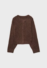 Hnědý krátký svetr s volným střihem, žebrovaným lemem a dlouhými rukávy. Vyrobený z texturovaného pleteného materiálu, s jednoduchým zaobleným výstřihem.