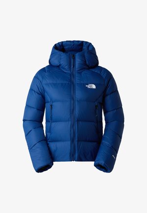 Synthetisch blauw gewatteerd jack met capuchon, voorzien van een ritssluiting aan de voorkant en twee zijzakken, doorgestikt patroon en logo op de linkerborst.