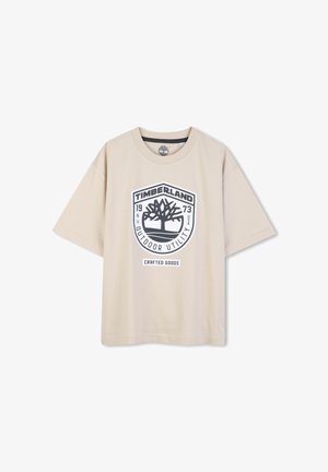 T-shirt beige a maniche corte in cotone, con un grande logo Timberland nero stampato raffigurante un albero e la scritta "Crafted Goods".