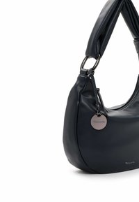 Sac à bandoulière en cuir noir avec une sangle rembourrée, des anneaux métalliques et une plaque ronde en métal estampillée Tamaris sur le devant.