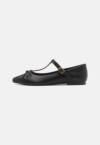 Bailarina de piel negra con puntera redonda, que cuenta con una correa en T y un detalle de hebilla, textura suave y un diseño minimalista.