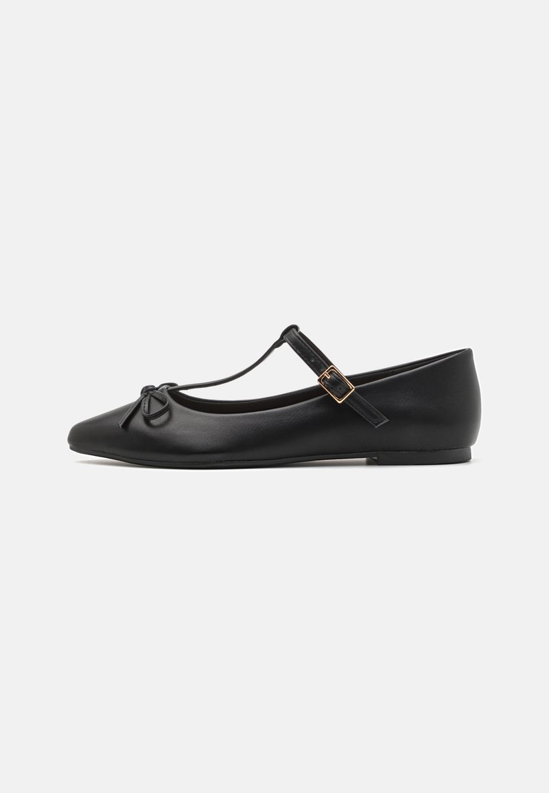 Bailarina de piel negra con puntera redonda, que cuenta con una correa en T y un detalle de hebilla, textura suave y un diseño minimalista.