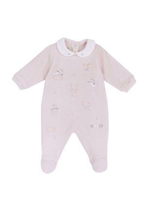 Jasnoróżowy kombinezon dla niemowląt z długimi rękawami, białym kołnierzykiem, zapięciem na guziki z przodu oraz haftowanymi wzorami chmur i zwierząt. Miękka faktura tkaniny.