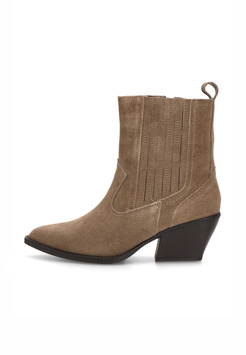 Botín de ante marrón hasta el tobillo con punta afilada, paneles laterales inclinados y tacón apilado. Cuenta con una pestaña para facilitar el uso.