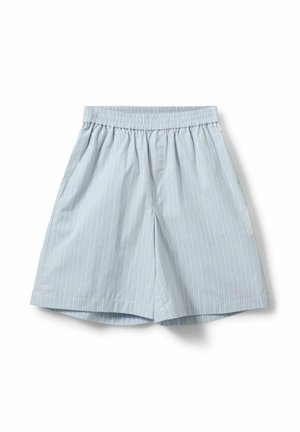 Világoskék rövidnadrág vékony fehér függőleges csíkokkal és rugalmas derékpánttal, fehér háttéren elrendezve.