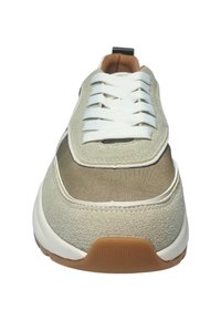Beige und hellbraune Sneaker mit weißen Schnürsenkeln, strukturiertem Sohlen und Wildlederelementen, von vorne auf weißem Hintergrund gezeigt.