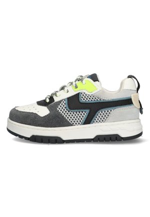 Baskets grises et blanches avec des panneaux en maille, une surface texturée, des accents noirs et un détail vert fluo sur le côté. Elles disposent d'une semelle robuste.