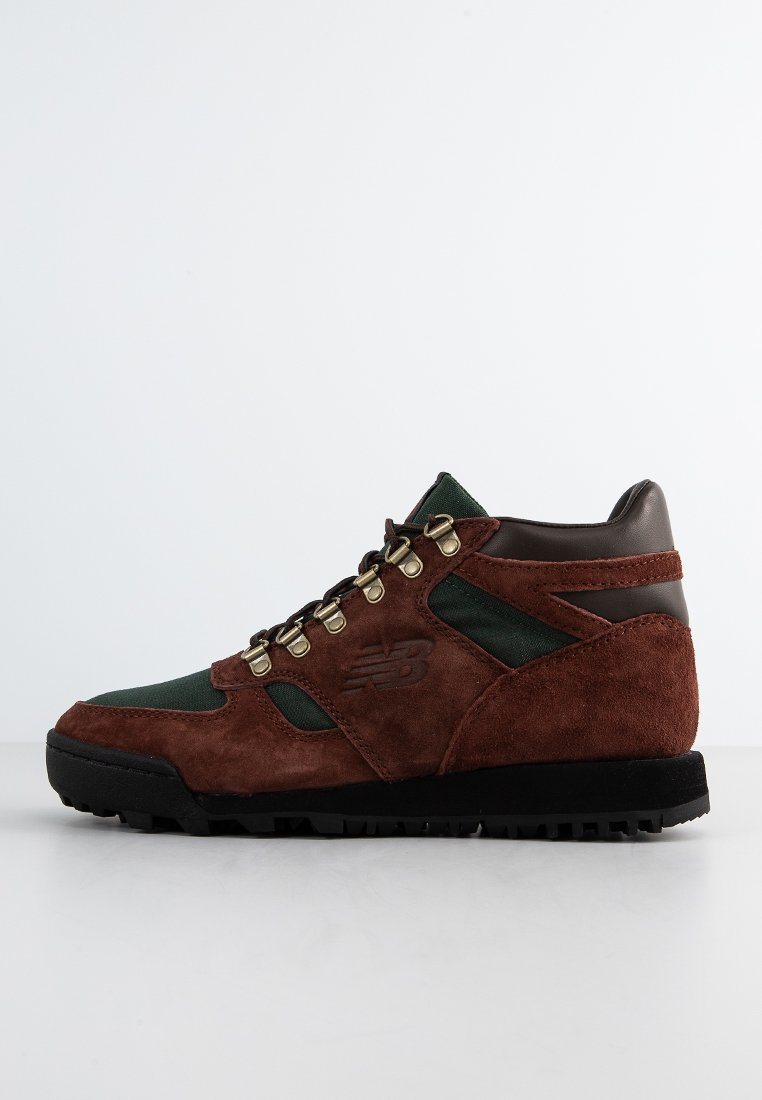 Braune Wildleder- und grüne Textil-Hochschnitt-Sneaker verfügen über goldene Ösen, eine schwarze Gummisohle und ein auffälliges Logo an der Seite.