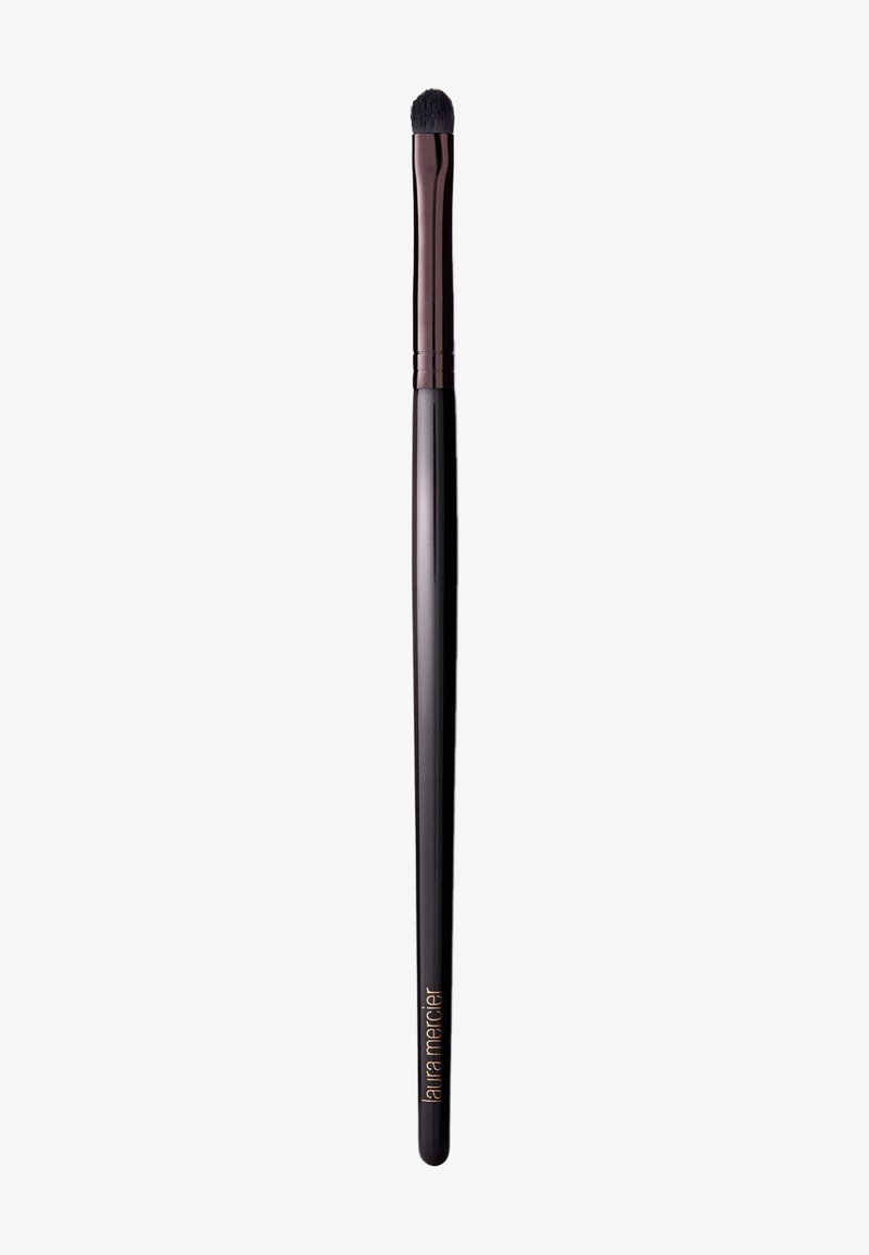 Zwarte make-upkwast met een taps toelopende, zachte kop en een lange, slanke steel. Heeft een glanzende afwerking en een gouden logo op de steel.