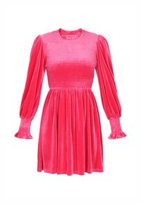 Rochie de catifea roz cu un corp smockat, decolteu rotund și mâneci lungi cu manșete plisate. Fusta evazată se oprește deasupra genunchiului.