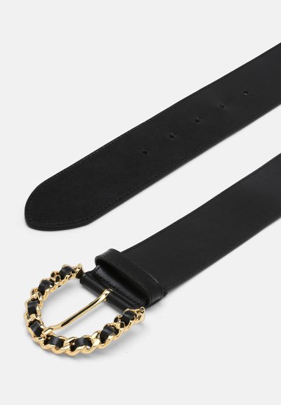 Curea din piele neagră cu un cataramă din metal auriu în stil lanț și mai multe găuri de ajustare de-a lungul curelei pentru flexibilitate în mărime.