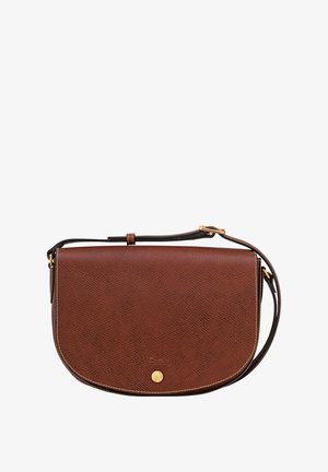 Braune Leder-Umhängetasche mit einem geschwungenen Klappdeckel, goldenen Beschlägen und kontrastierenden Nähten. Verfügt über einen verstellbaren Trageriemen für Vielseitigkeit.