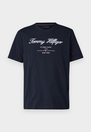 Temno plava majica od pamuka s bijelim vezom "Tommy Hilfiger", s natpisom "Established 1985" i "New York" ispod u manjem fontu.