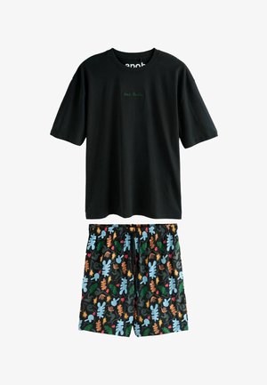 Fekete, rövid ujjú, kerek nyakú póló, középen felül kis zöld felirattal, hozzáillő fekete rövidnadrággal, amely színes, absztrakt levelekből és formákból álló mintákkal van díszítve.