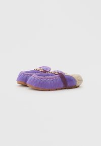 Purpura vilnas slip-on sabrīdītes ar mīkstu vilnas oderi, ar izšūtām malām un zelta toņu aparatūru uz siksniņām. Tekstūras apdare.