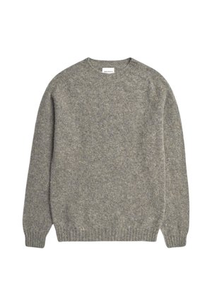 Grå uld crewneck sweater med lange ærmer og ribkanter ved manchetter, kant og hals, lagt fladt på en hvid baggrund.