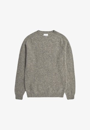Pull en laine gris à col rond avec manches longues et poignets, ourlet et encolure côtelés, posé à plat sur fond blanc.