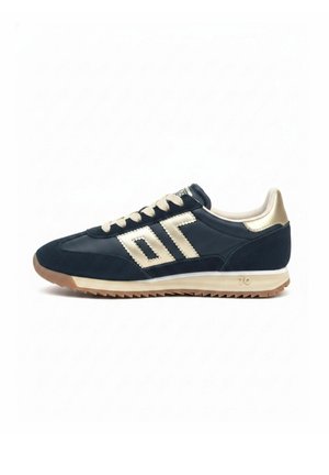 Zwart-beige lage sneaker met beige veter, gestructureerde zool en gouden accent op de hiel en logo aan de zijkant.