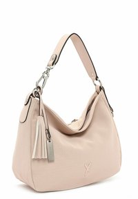 Sac perforé rose doux avec une forme courbée, doté d'une sangle lisse, de quincaillerie argentée, de détails à frange et d'un accent de logo.