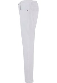 Pantalones de denim blancos con un diseño de pierna recta, que cuentan con bolsillos delanteros y traseros, un desgaste sutil y acentos de hardware metálico.