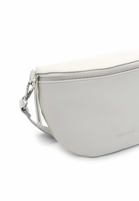 Hellgraue Beuteltasche aus glattem synthetischem Material, mit geschwungener Form, oberem Reißverschluss und grauem Stoffgurtakzent. Minimale Markenkennzeichnung an der Seite.