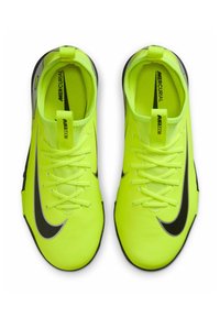 Des chaussures de football néon jaunes présentent un design épuré, une tige texturée, un logo Nike noir, des lacets assortis et un col rembourré.