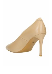 Beżowy skórzany but na wysokim obcasie z ostrym noskiem, gładką fakturą i smukłą sylwetką. Posiada zwężający się obcas i minimalne szwy.