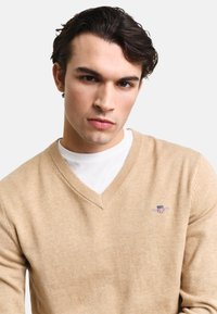 GANT V-NECK - Jersey de punto - khaki mel
