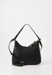 Borsa a spalla in pelle nera, con texture e design curvo, dotata di una cerniera dorata e di una tracolla regolabile. Motivo a coccodrillo visibile.