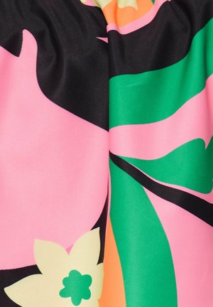 Blumenstoff mit großen pinken, grünen und schwarzen abstrakten Mustern. Das Material hat eine glatte, leicht glänzende Textur.