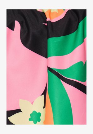 Bloemstoffen met grote abstracte patronen in roze, groen en zwart. Het materiaal heeft een gladde, licht glanzende textuur.