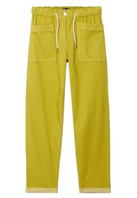Geel katoenen broek met een elastische tailleband, trekkoord en twee grote voorzakken. Rechte pijpdesign met opgerolde manchetten.
