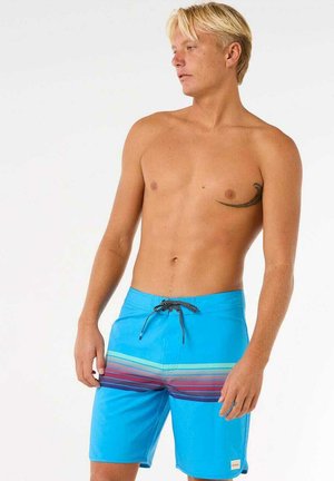 Shorts de bain bleus en matériau léger, présentant un motif de rayures horizontales multicolores et une taille avec cordon de serrage noir.