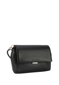 Sort læderhandbag med klaffelukning, der har et sølvfarvet hardwareelement og en aftagelig rem. Glat tekstur og rektangulær form.