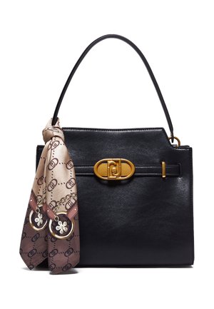 Zwarte leren handtas met gouden sluiting en een beige zijden sjaal met patroon vastgeknoopt aan het handvat tegen een witte achtergrond.