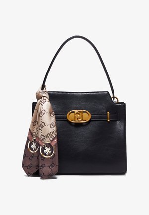 Czarna skórzana torebka z złotą klamrą i beżowym jedwabnym szalikiem w wzory związanym na uchwycie, na białym tle.